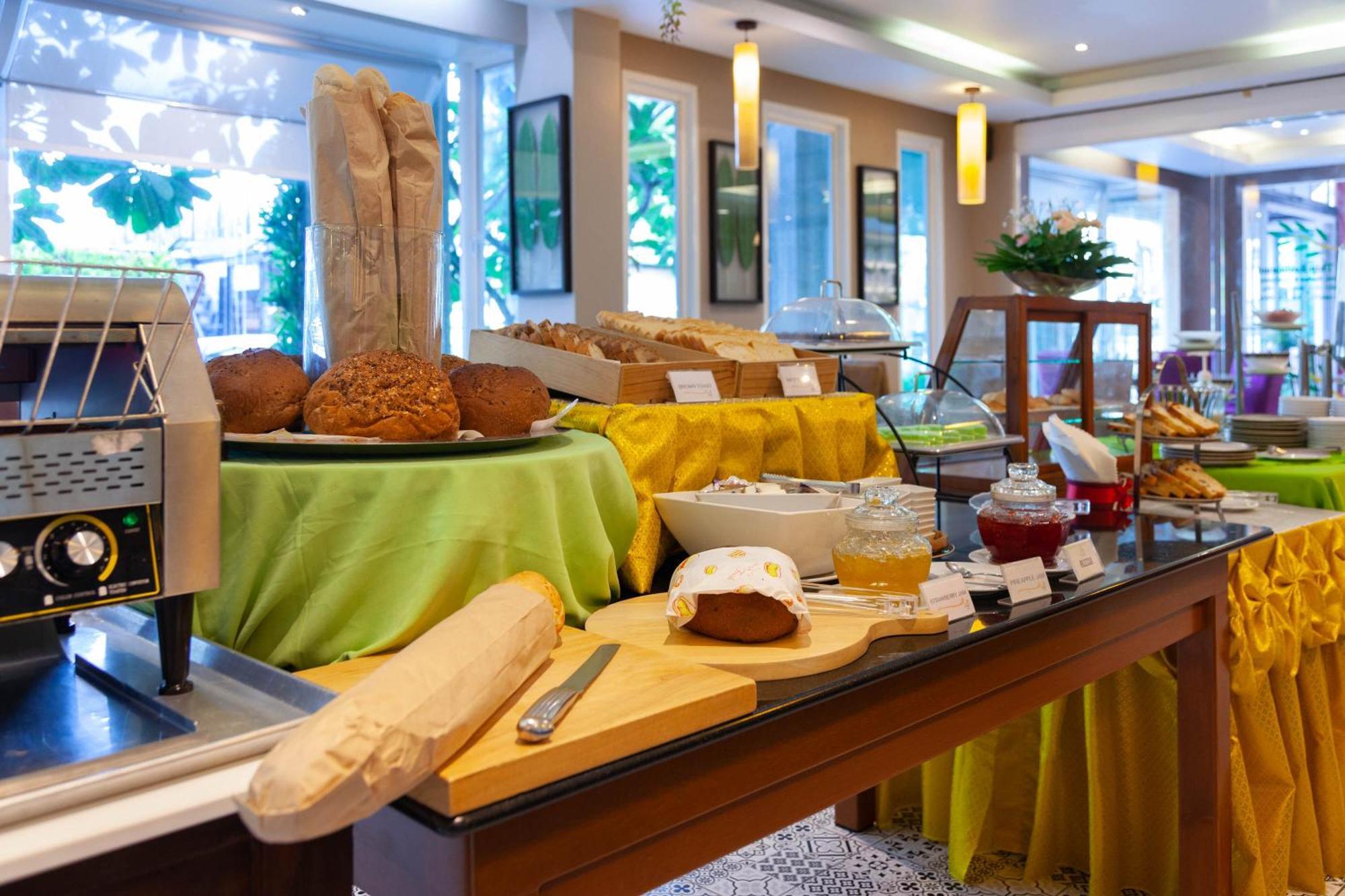 Thanthip Beach Resort Patong Ngoại thất bức ảnh