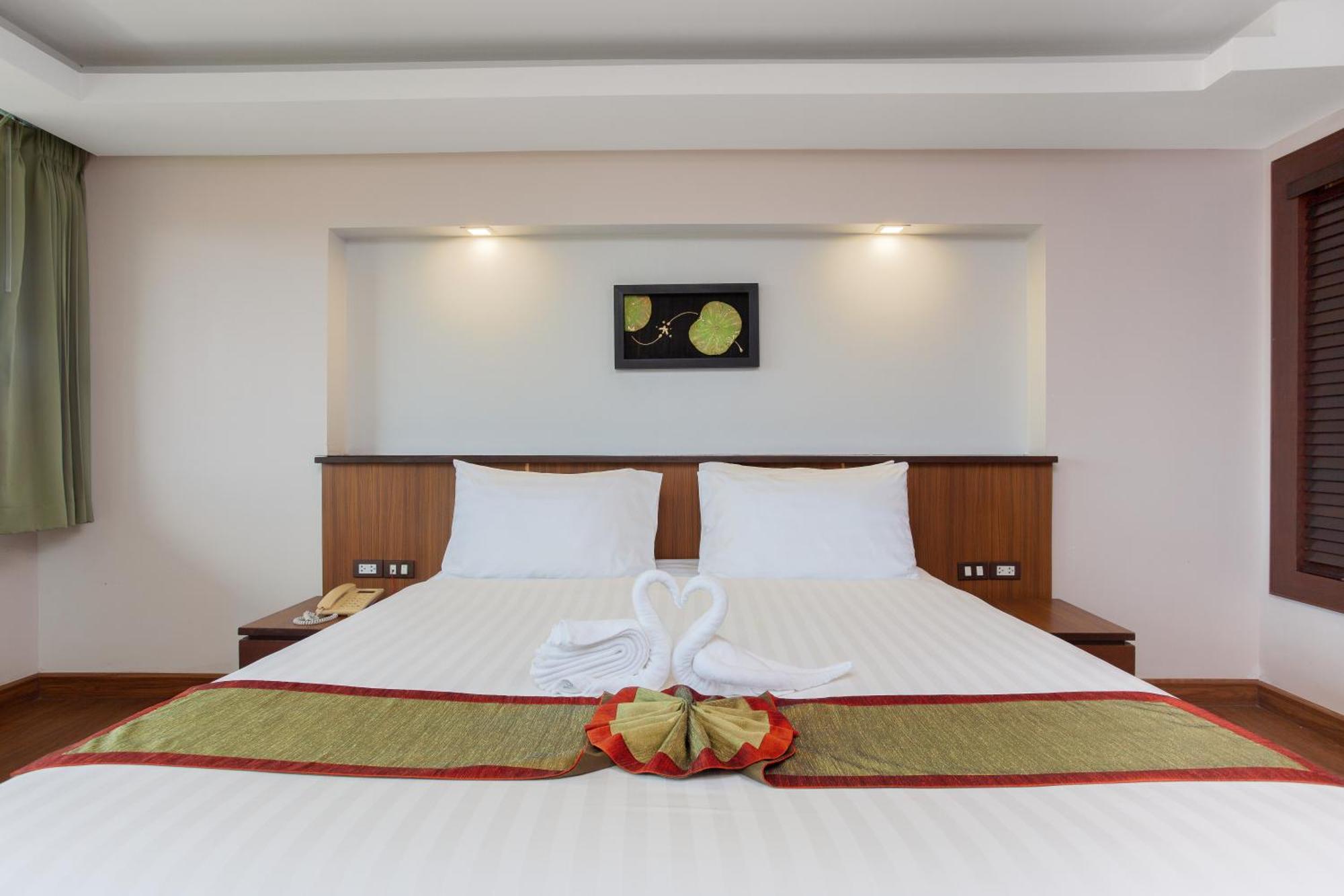 Thanthip Beach Resort Patong Phòng bức ảnh